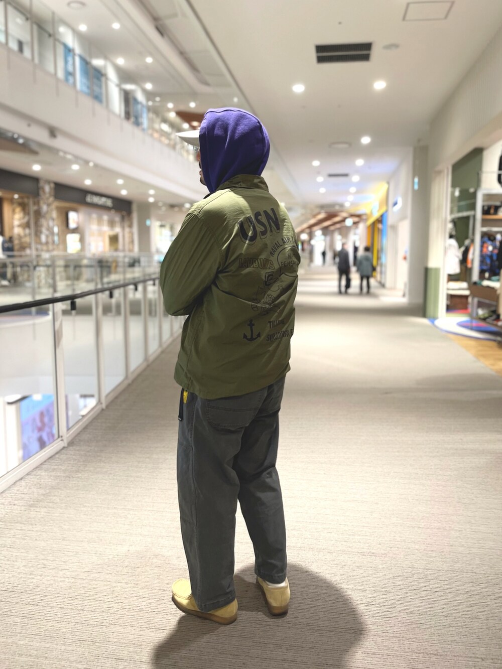 グリーン系のシャツ/ブラウス、ブラック系のその他パンツ、パープル系のパーカーを着用したメンズの冬コーディネートの2枚目の写真