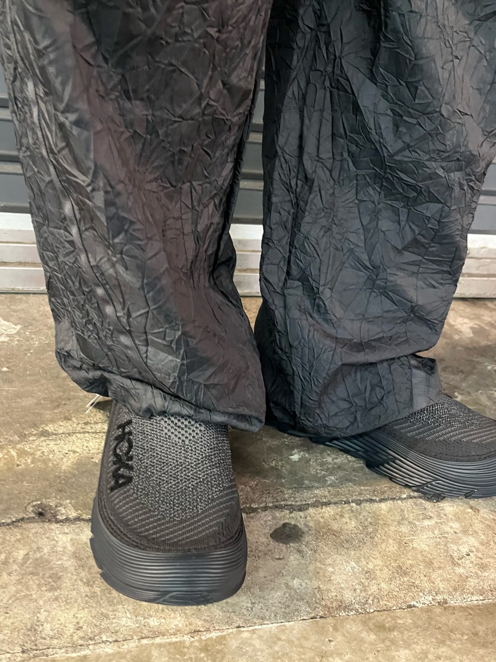 ブラック系のスニーカー、グリーン系のダウンジャケット/コートを着用したメンズの冬コーディネートの4枚目の写真