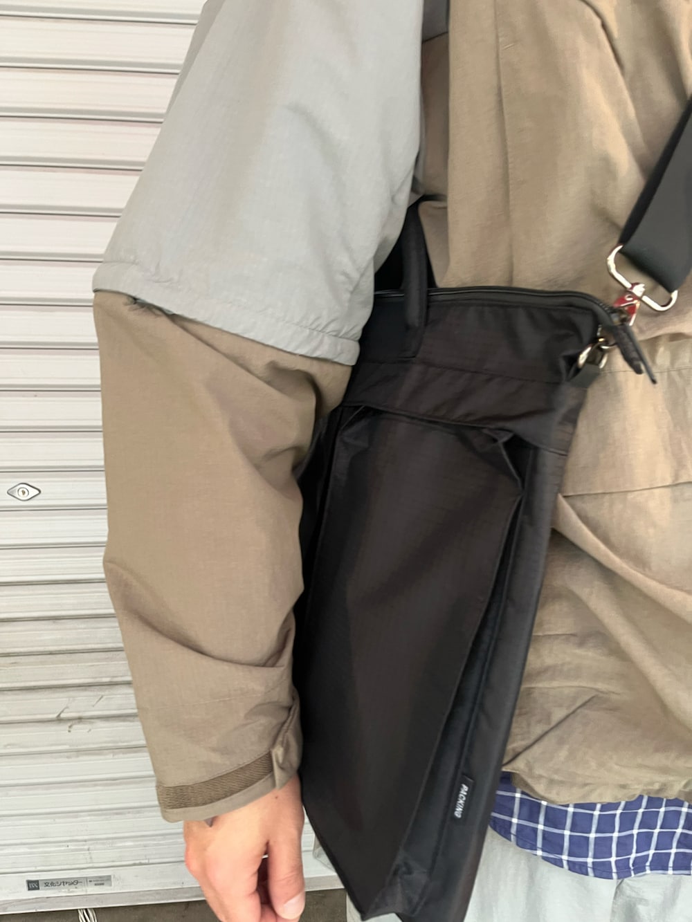 「ナイロンジャケット、マウンテンパーカー、秋冬コーデ、春コーデ、お出かけコーデ、キャンプ、アウトドア、ootd、セットアップ、ナイロンパンツ、今日のコーデ、グレー、ワントーン、ビーバー(BEAVER)」｜「PACKINGのPACKING/パッキング　別注HELMET BAG ヘルメットバッグ（ショルダーバッグ、ブラック系）」を使った、Funachangさん（メンズ・177cm）の冬コーディネートの3枚目の写真
