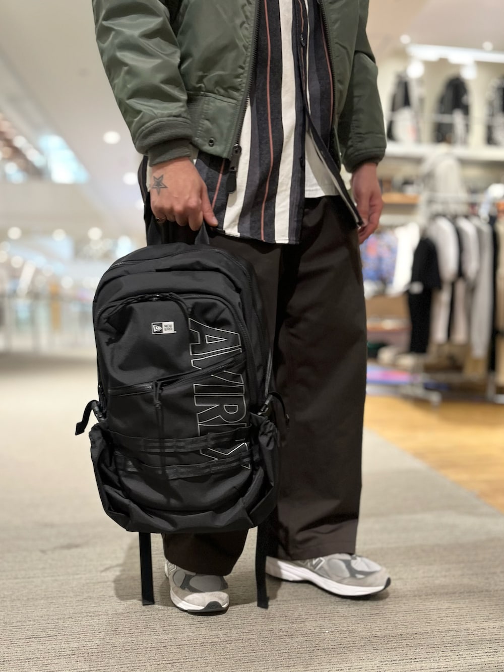 「NEWERA、大人カジュアル、春コーデ、春夏コーデ、メンズファッション、今日のコーデ、お出掛けコーデ、アメカジコーデ、NEWERA×AVIREX、ファッションを楽しもう」｜「NEW ERAの《AVIREX × NEWERA》NEWERA RUCKSACK / ニューエラ リュックサック / アヴィレックス（バックパック/リュック、ブラック系）」を使った、Funachangさん（メンズ・177cm）の冬コーディネートの3枚目の写真