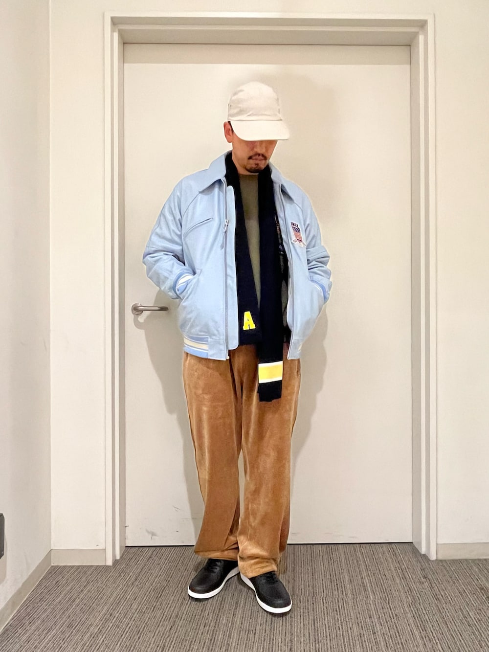 「レザージャケット、アメカジ、秋のコーデ、ストリート、イージーパンツ、トラックパンツ、メンズコーデ、秋冬、秋冬コーデ、ファッションを楽しもう」｜「AVIREXのFIELD STAR / フィールドスター / AVIREX /アヴィレックス（スニーカー、ブラック系）」を使った、Funachangさん（メンズ・177cm）の秋コーディネートの2枚目の写真