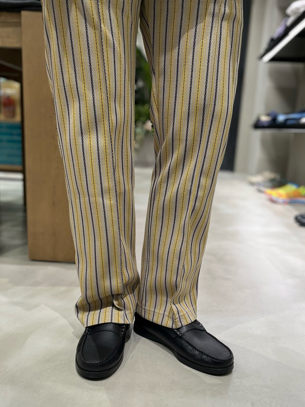 ブラック系のローファー、ブルー系のシャツ/ブラウスを着用したメンズの春コーディネートの3枚目の写真