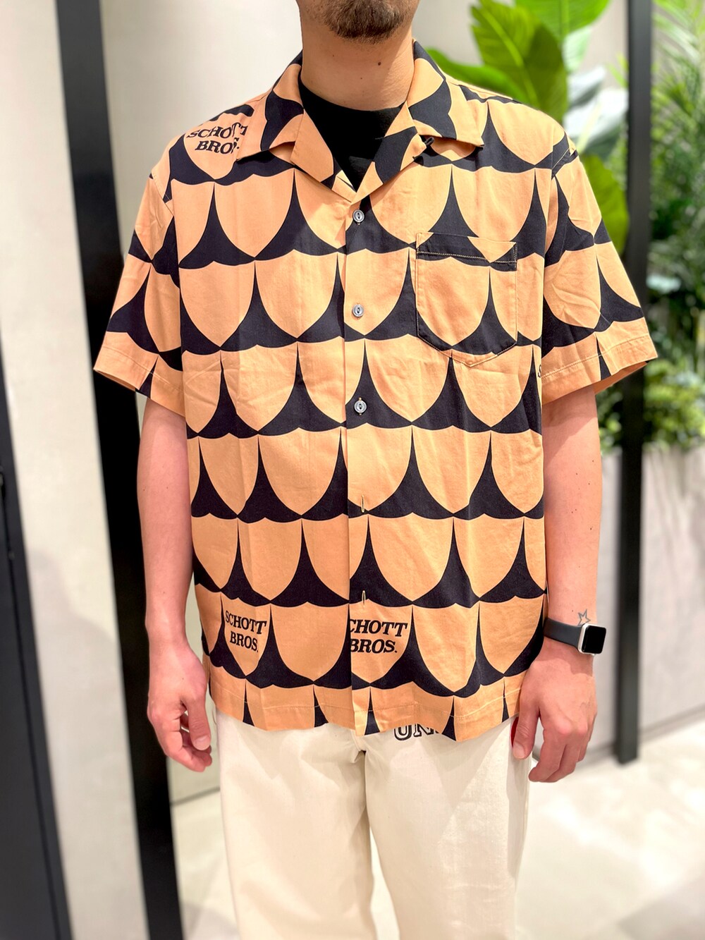 ゴールド系のシャツ/ブラウス、ブラウン系のキャップを着用したメンズの春コーディネートの2枚目の写真