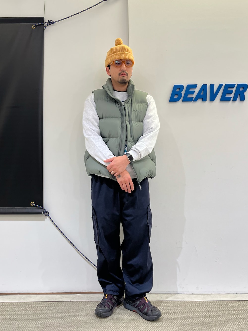「冬コーデ、秋冬コーデ、ダウン、ダウンベスト、ラフ、スウェット、アメカジ、ストリート、レイヤードスタイル、お出掛けコーデ、ootd、ニット帽、ボンボンニット帽、BEAVER、MANASTASH」|「MANASTASHのMANASTASH/マナスタッシュ/CREW SWEAT BE PREPARED(スウェット、グレー系)」を使った、Funachangさん(メンズ・177cm)の冬コーディネートの2枚目の写真