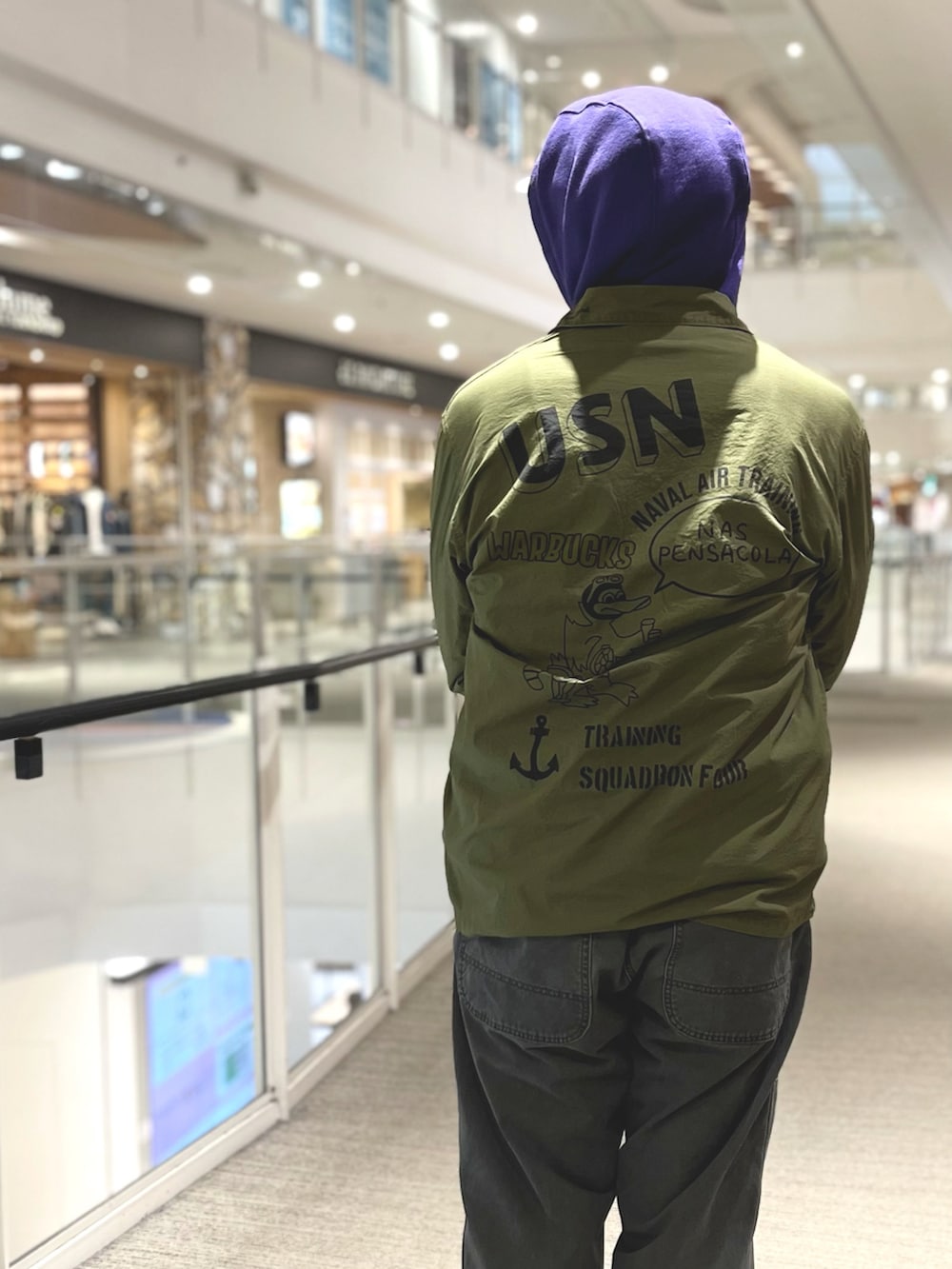 グリーン系のシャツ/ブラウス、ブラック系のその他パンツ、パープル系のパーカーを着用したメンズの冬コーディネートの4枚目の写真