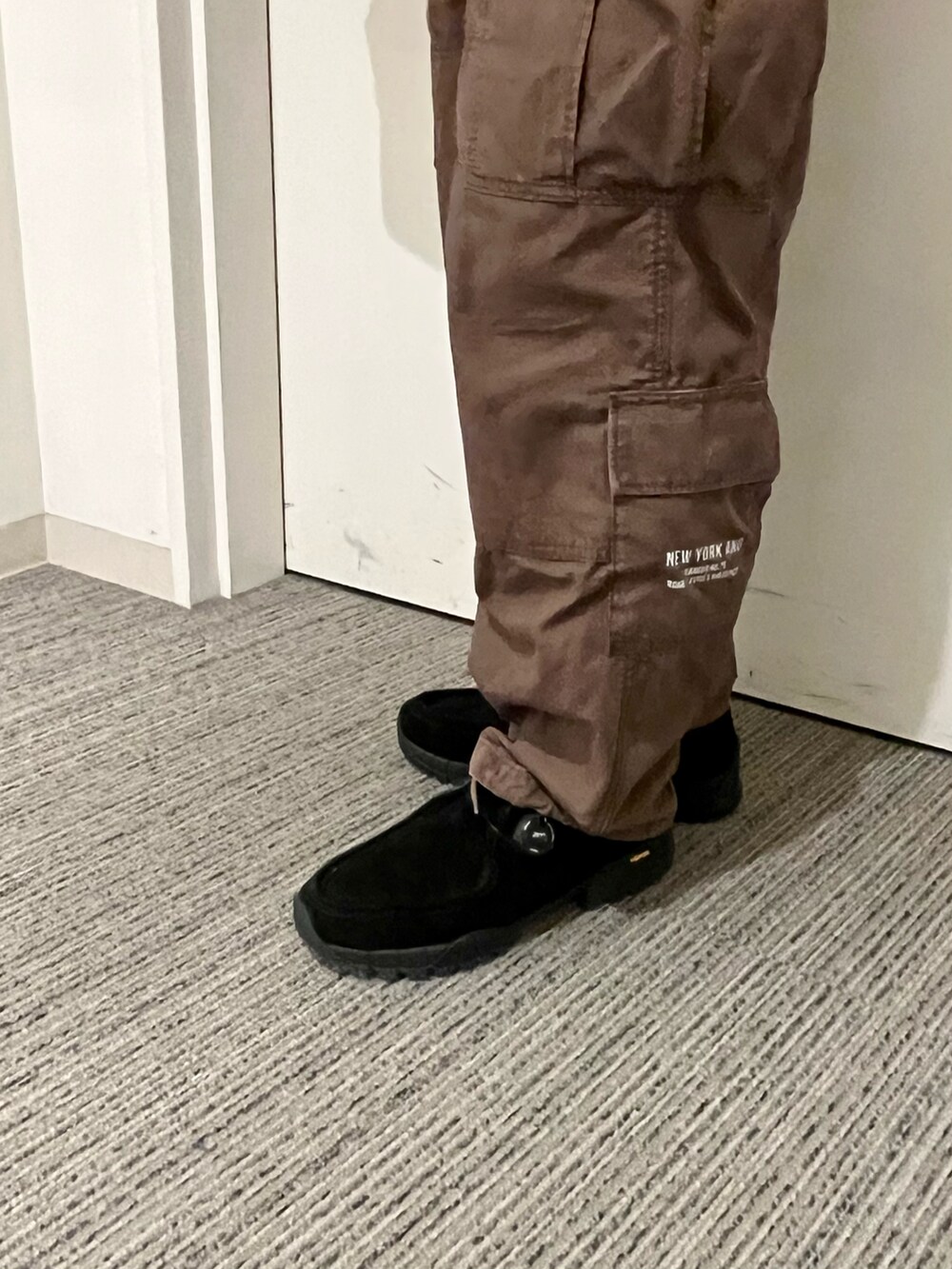 ブラウン系のカーゴパンツ、レッド系のパーカー、グリーン系のシャツ/ブラウスを着用したメンズの秋コーディネートの5枚目の写真