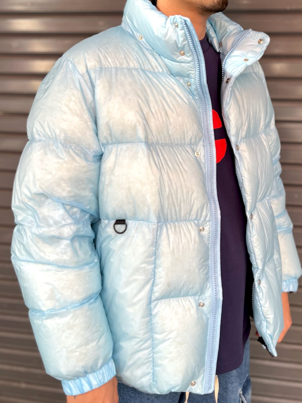 ブルー系のパンツ、ブルー系のTシャツ/カットソー、ブルー系のジャケット/アウターを着用したメンズの秋コーディネートの2枚目の写真