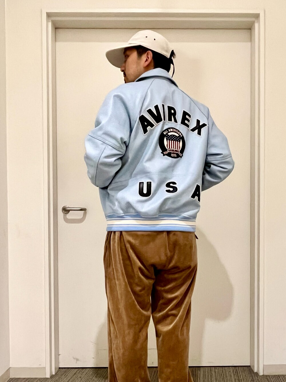 「レザージャケット、アメカジ、秋のコーデ、ストリート、イージーパンツ、トラックパンツ、メンズコーデ、秋冬、秋冬コーデ、ファッションを楽しもう」｜「AVIREXのFIELD STAR / フィールドスター / AVIREX /アヴィレックス（スニーカー、ブラック系）」を使った、Funachangさん（メンズ・177cm）の秋コーディネートの3枚目の写真