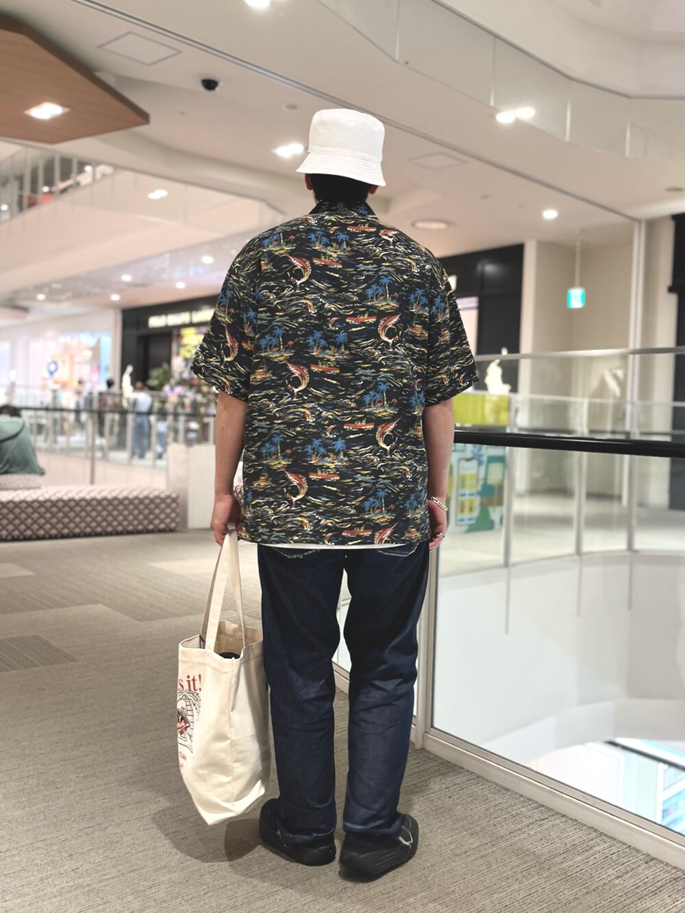 ブラック系のシャツ/ブラウス、ホワイト系のトートバッグ、ホワイト系のハットを着用したメンズの夏コーディネートの3枚目の写真