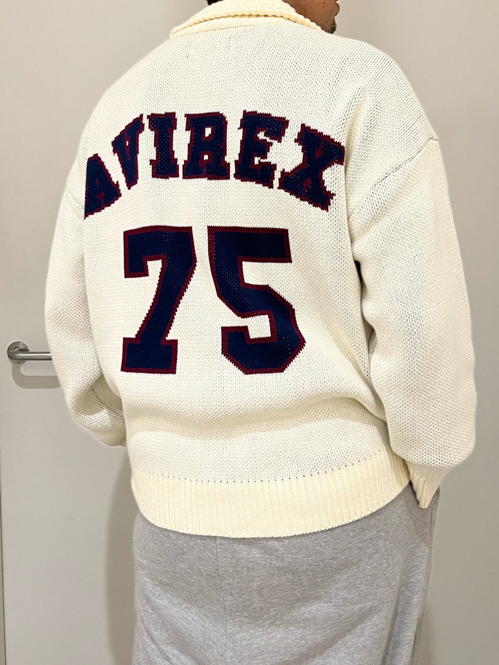 ホワイト系のニット/セーター、ブルー系のキャップを着用したメンズの秋コーディネートの3枚目の写真