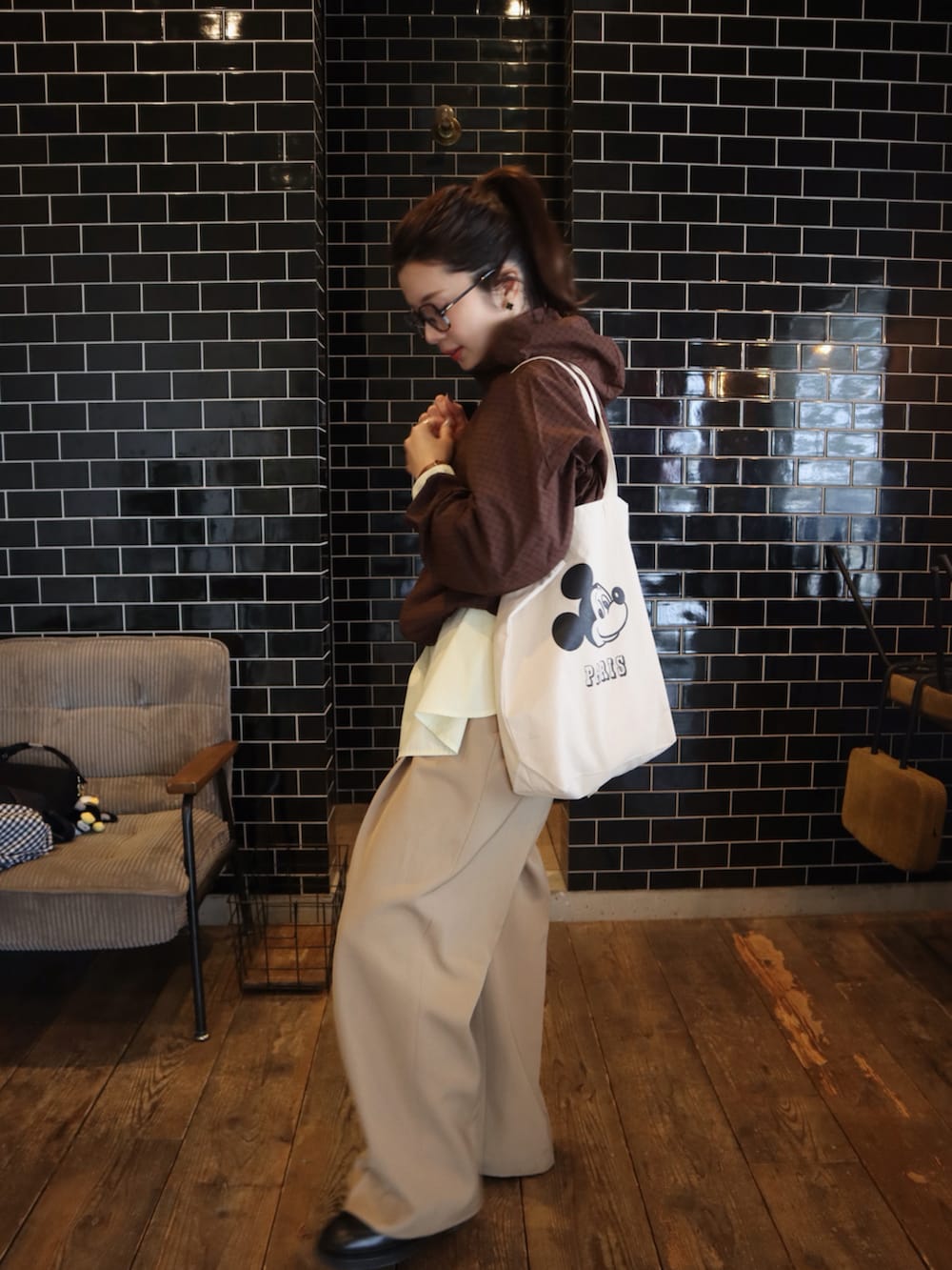 ブラウン系のジャケット/アウター、ブラック系のハンドバッグ、イエロー系のシャツ/ブラウスを着用したレディースの春コーディネートの2枚目の写真