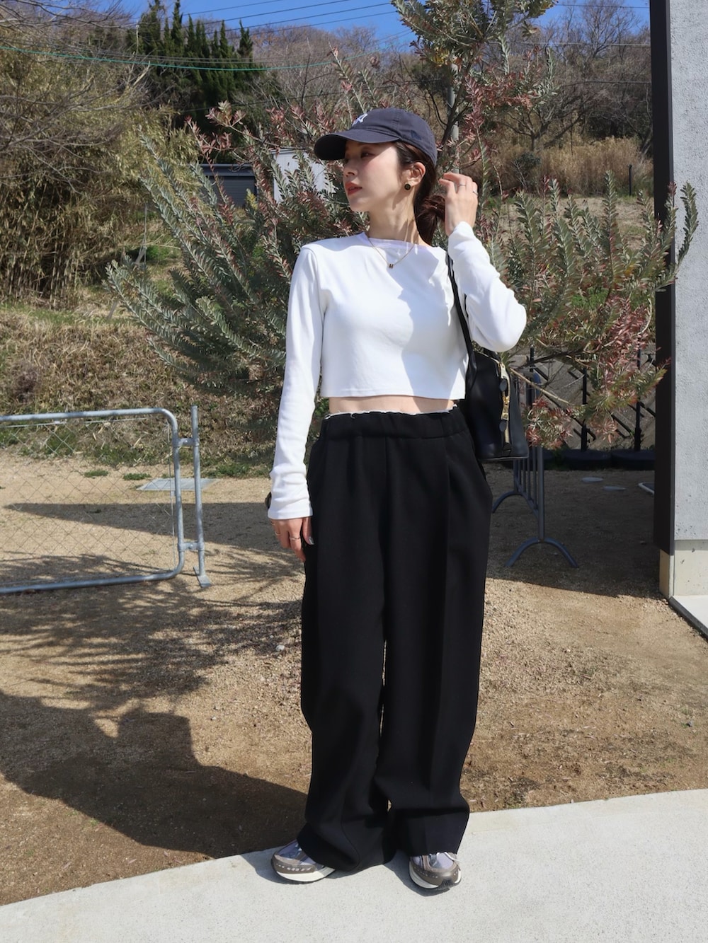 ブラウン系のスニーカー、ホワイト系のTシャツ/カットソー、イエロー系のテーラードジャケットを着用したレディースの春コーディネートの4枚目の写真