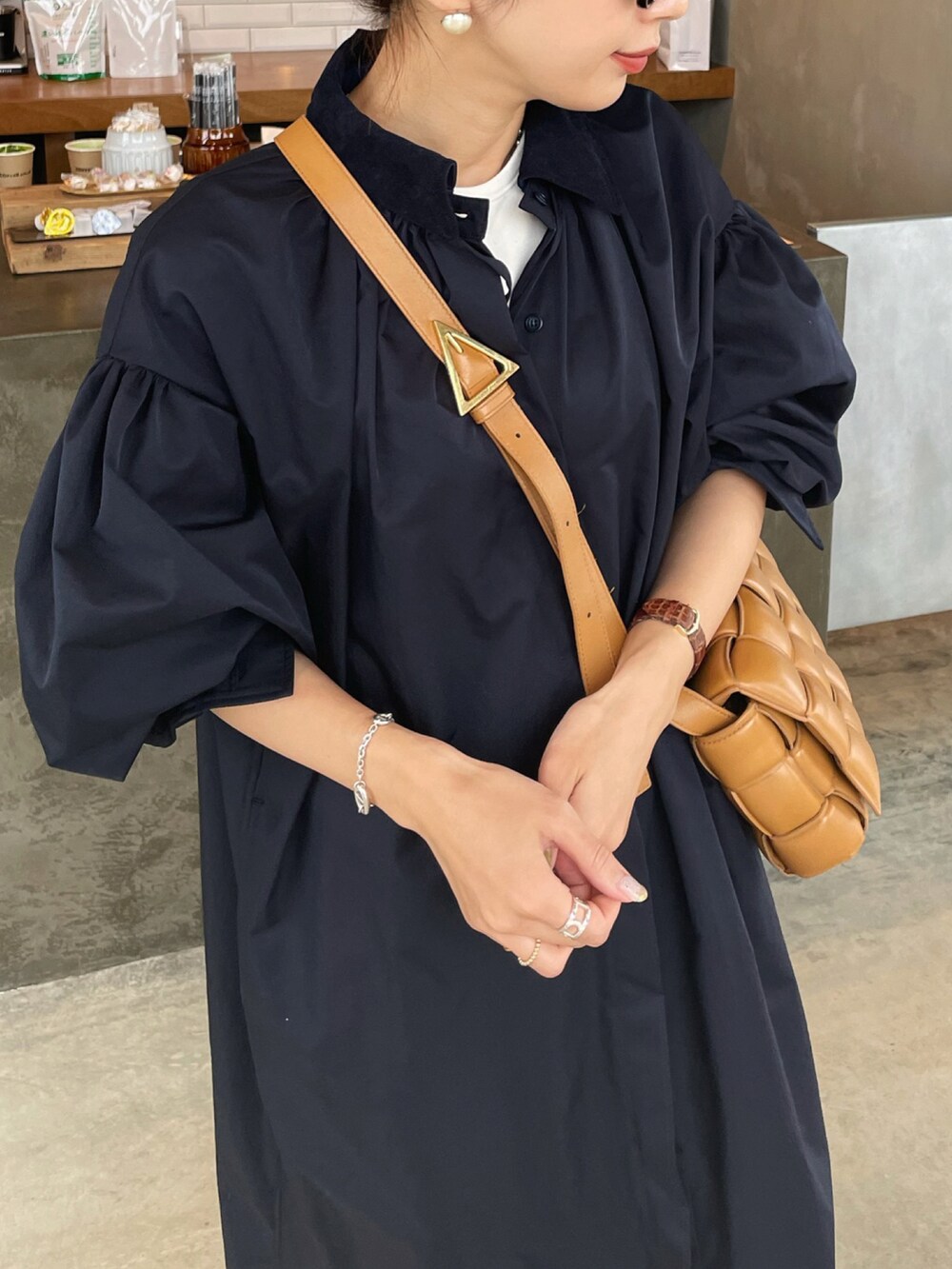 ブラック系のその他パンツ、ブルー系のシャツワンピースを着用したレディースの冬コーディネートの2枚目の写真