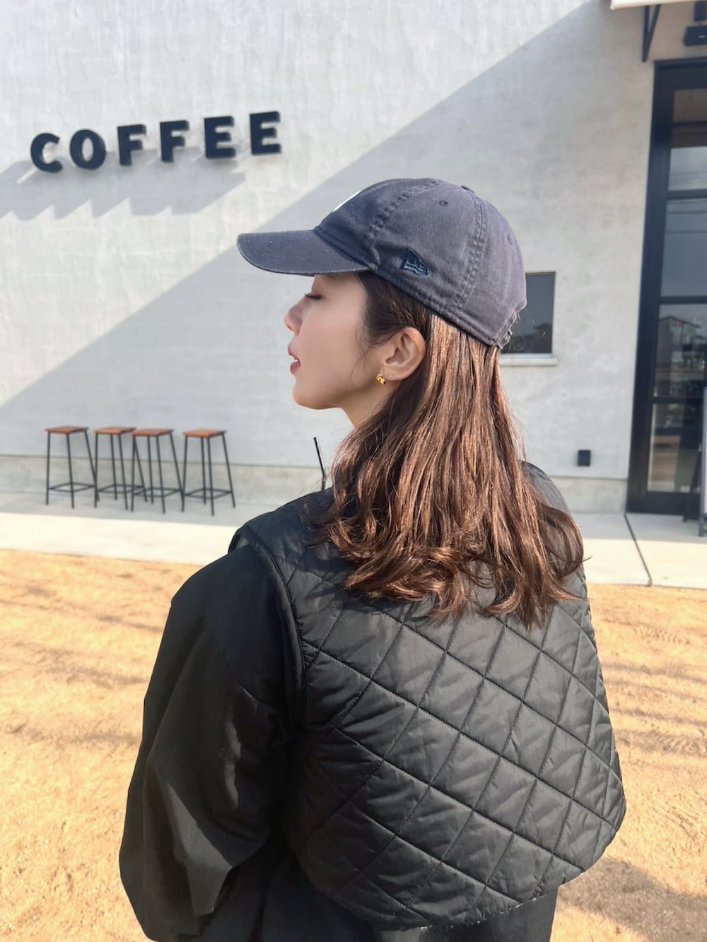 ホワイト系のスウェットパンツ、ブラウン系のブーツ、ブラック系のシャツ/ブラウスを着用したレディースの冬コーディネートの3枚目の写真