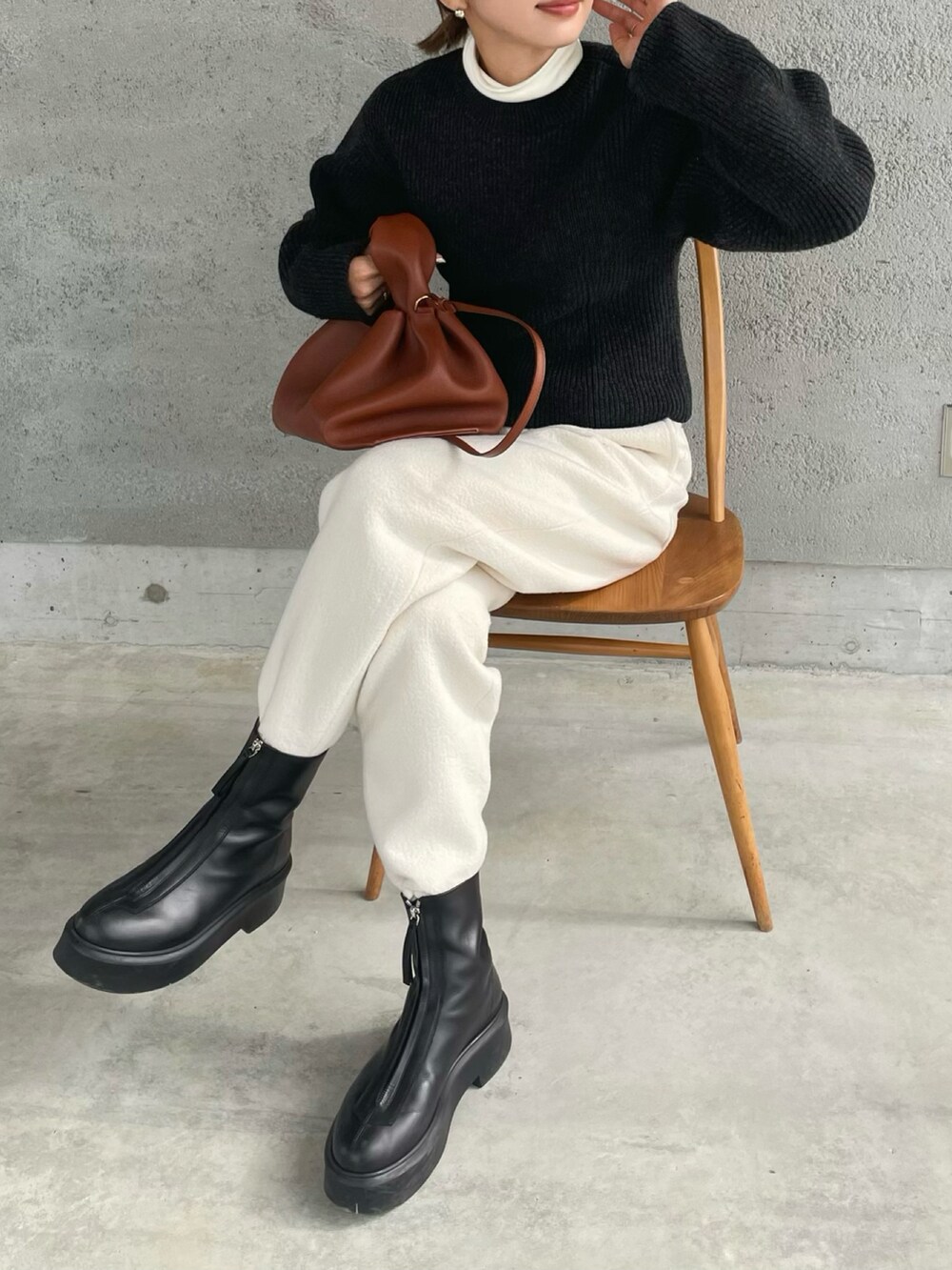 ブラック系のその他アウター、グレー系のニット/セーター、ホワイト系のその他パンツを着用したレディースの秋コーディネートの2枚目の写真