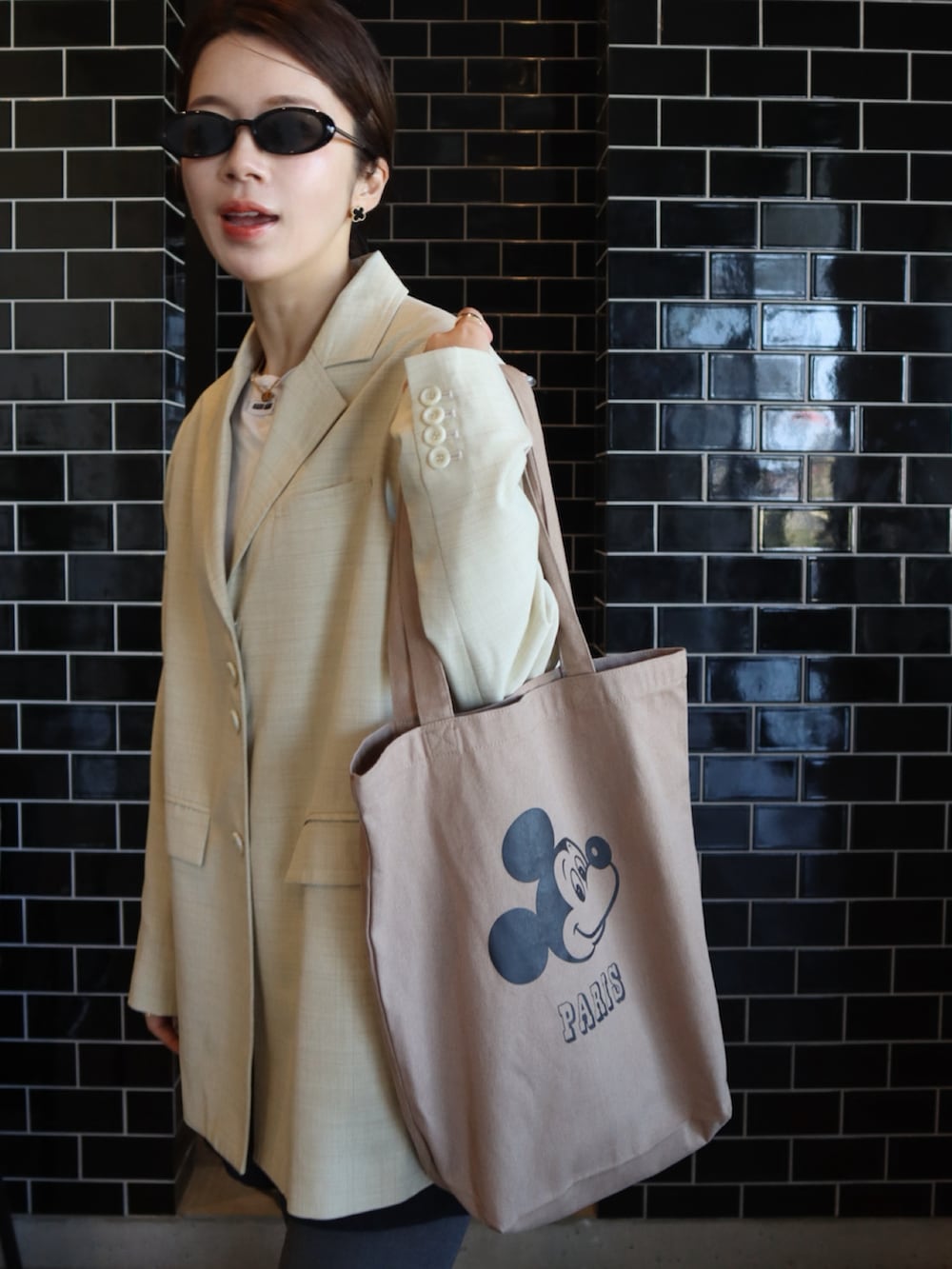 イエロー系のテーラードジャケット、ブラック系のその他パンツ、ブラック系のローファーを着用したレディースの冬コーディネートの2枚目の写真