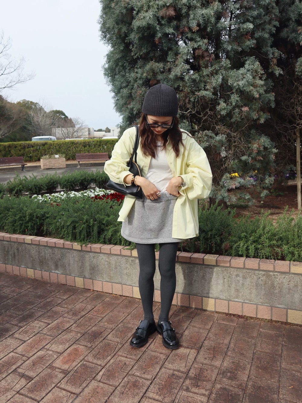 ブルー系のジャケット/アウター、ブラック系のローファー、イエロー系のシャツ/ブラウスを着用したレディースの春コーディネートの2枚目の写真