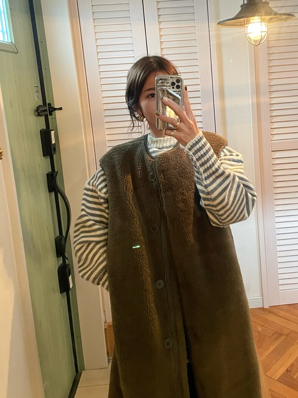 グリーン系のジャケット/アウター、グレー系のニット/セーター、グレー系のレギンス/スパッツを着用したレディースの秋コーディネートの3枚目の写真