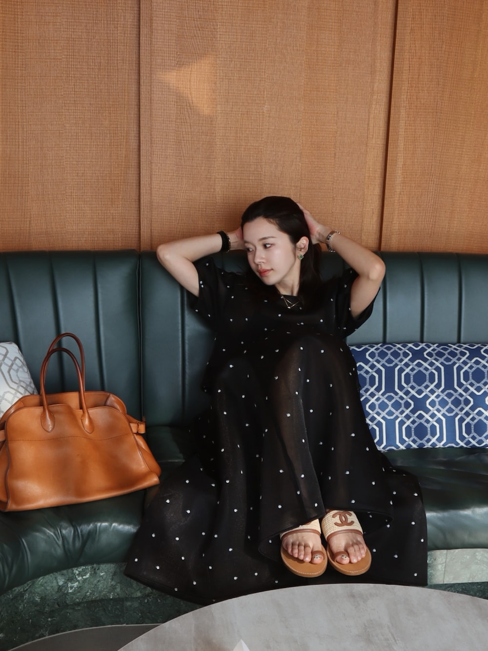 ブラック系のシャツ/ブラウス、ブラック系のスカート、ベージュ系のサンダルを着用したレディースの春コーディネートの2枚目の写真