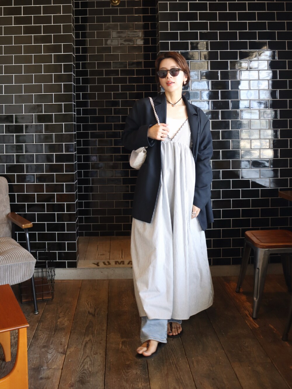 ホワイト系のキャミソール、ブルー系のテーラードジャケット、その他のドレスを着用したレディースの春コーディネートの2枚目の写真