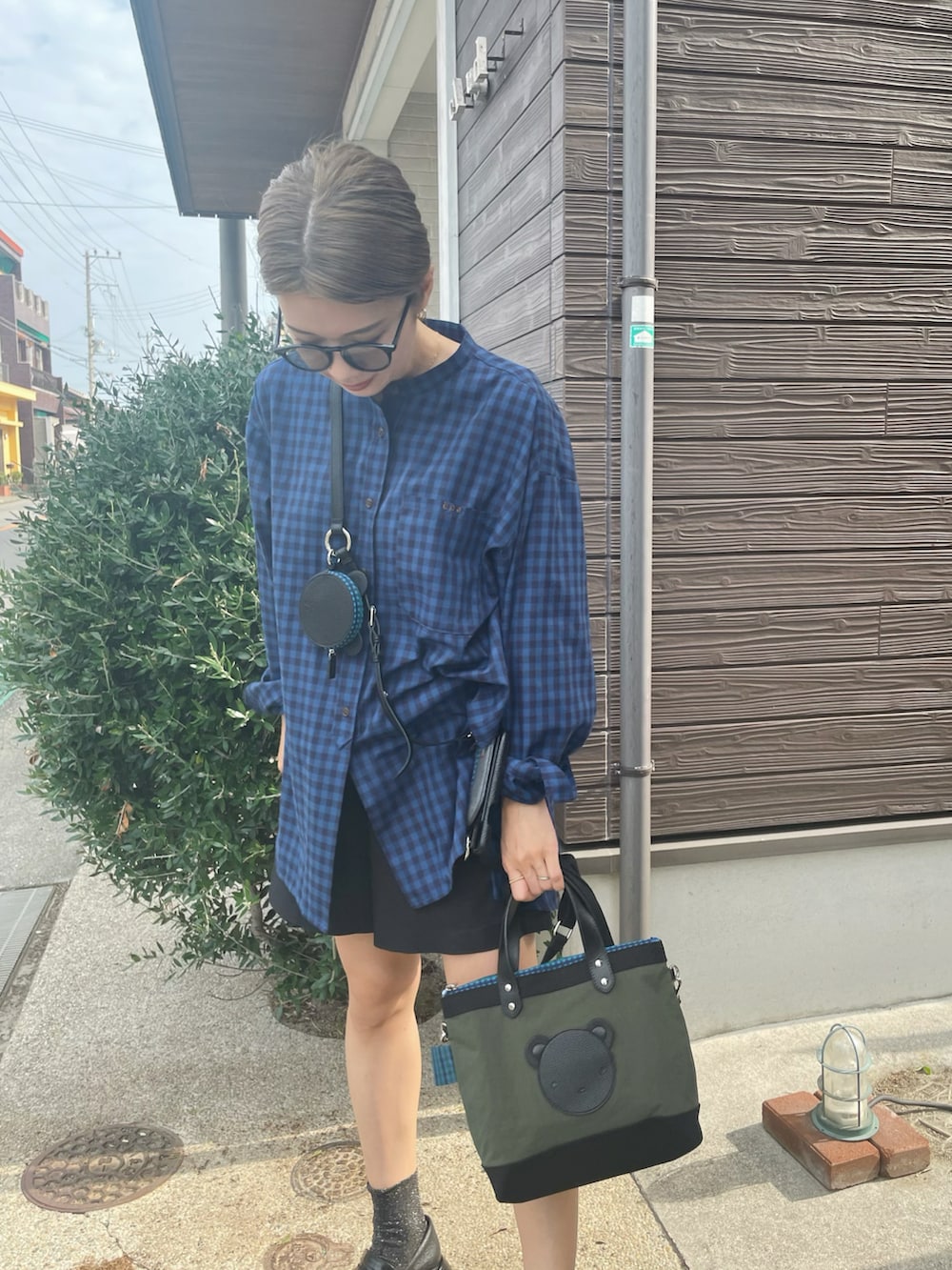 ブラウン系のベスト、ブルー系のシャツ/ブラウス、ブラック系のその他パンツを着用したレディースの秋コーディネートの2枚目の写真