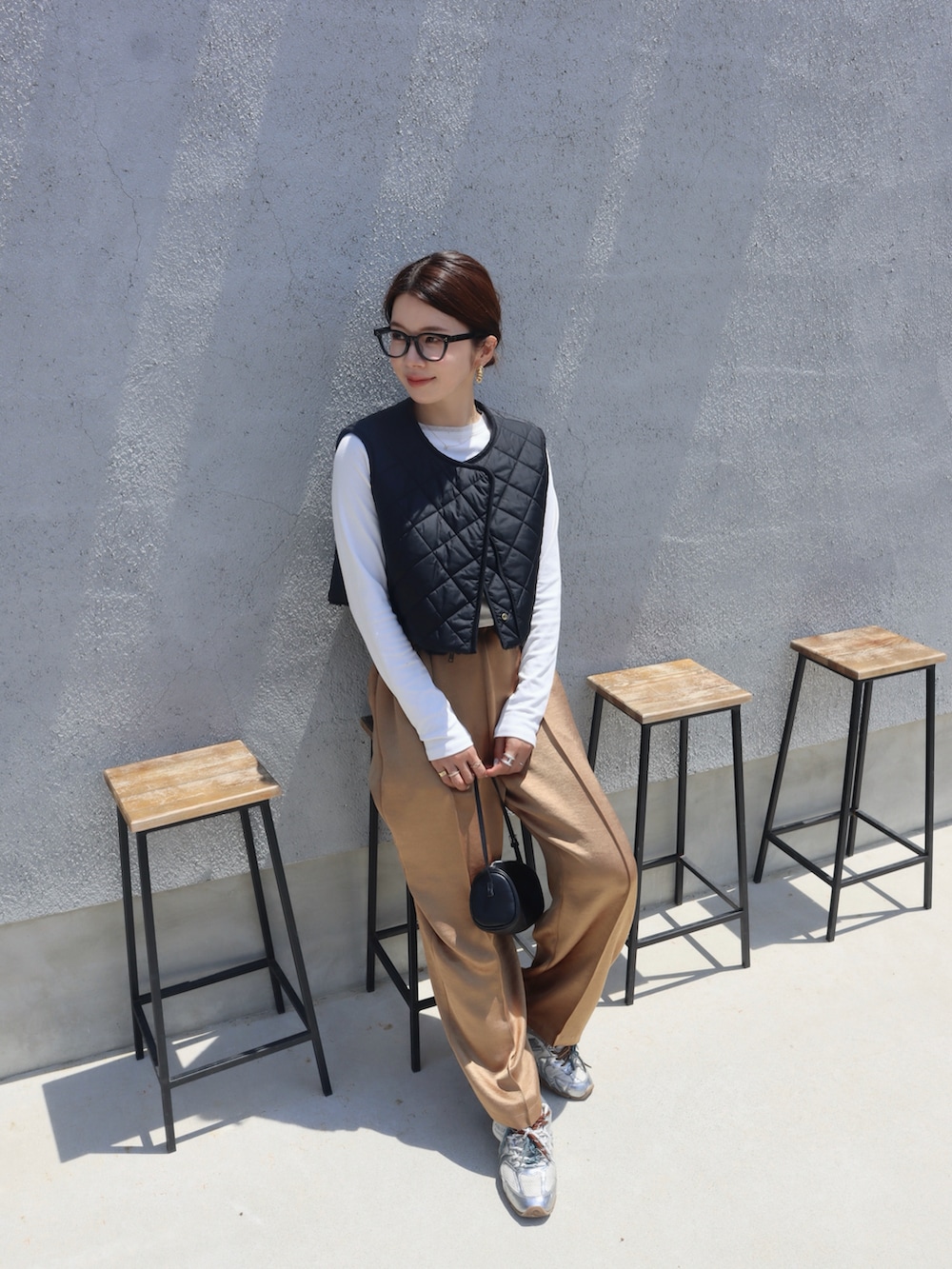 ブラック系のその他アウター、ゴールド系のその他パンツ、シルバー系のスニーカーを着用したレディースの夏コーディネートの2枚目の写真