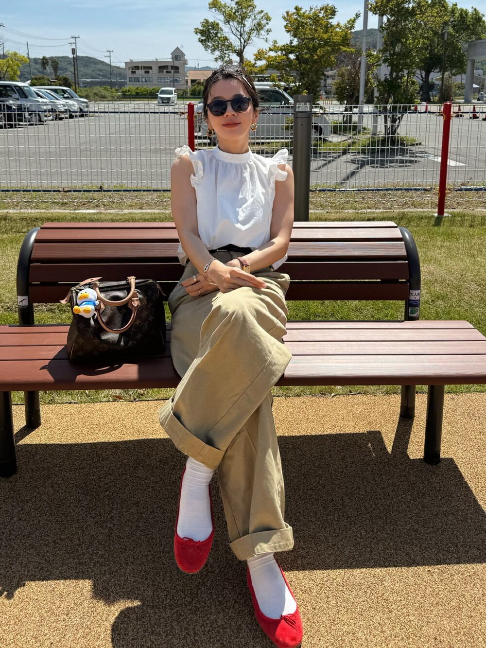 ホワイト系のその他トップス、ベージュ系のチノパンツ、レッド系のバレエシューズを着用したレディースの春コーディネートの2枚目の写真