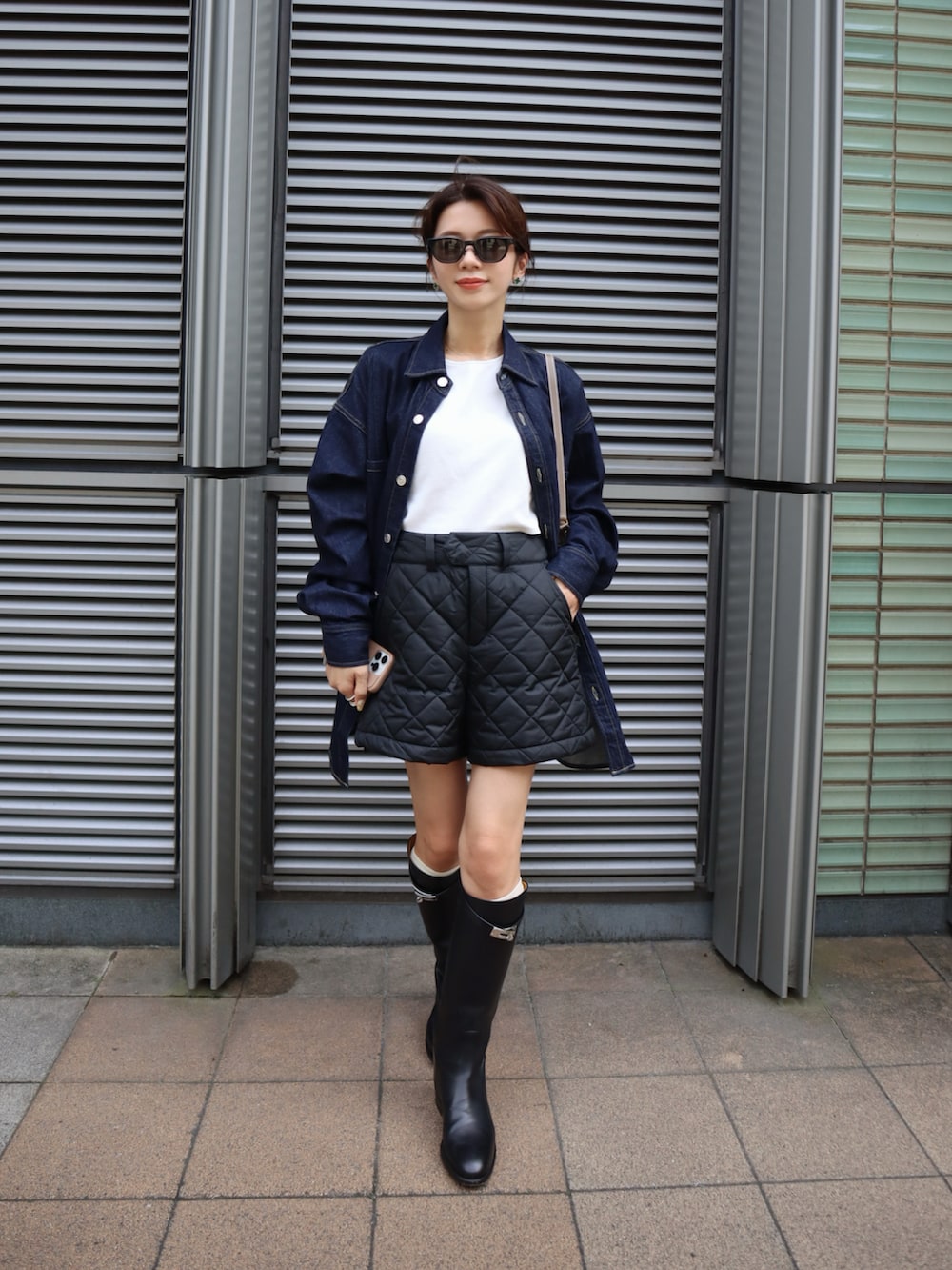 ホワイト系のTシャツ/カットソー、ブルー系のトップス、ブラック系のその他パンツを着用したレディースの秋コーディネートの2枚目の写真