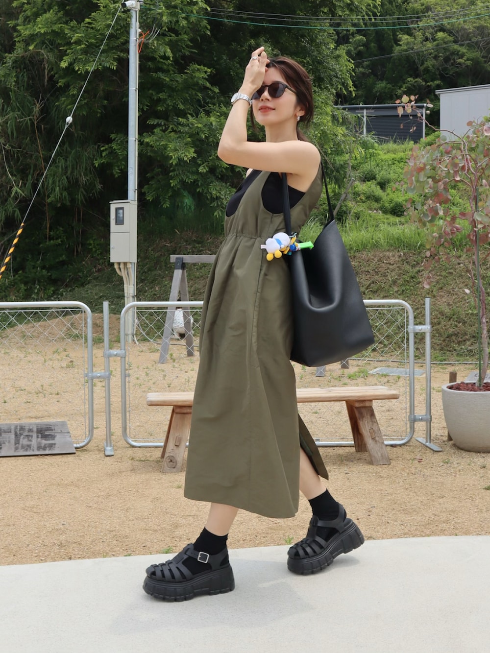 グリーン系のスカート、ブラック系のアンダーウェア、レッド系のソックス/靴下を着用したレディースの夏コーディネートの2枚目の写真