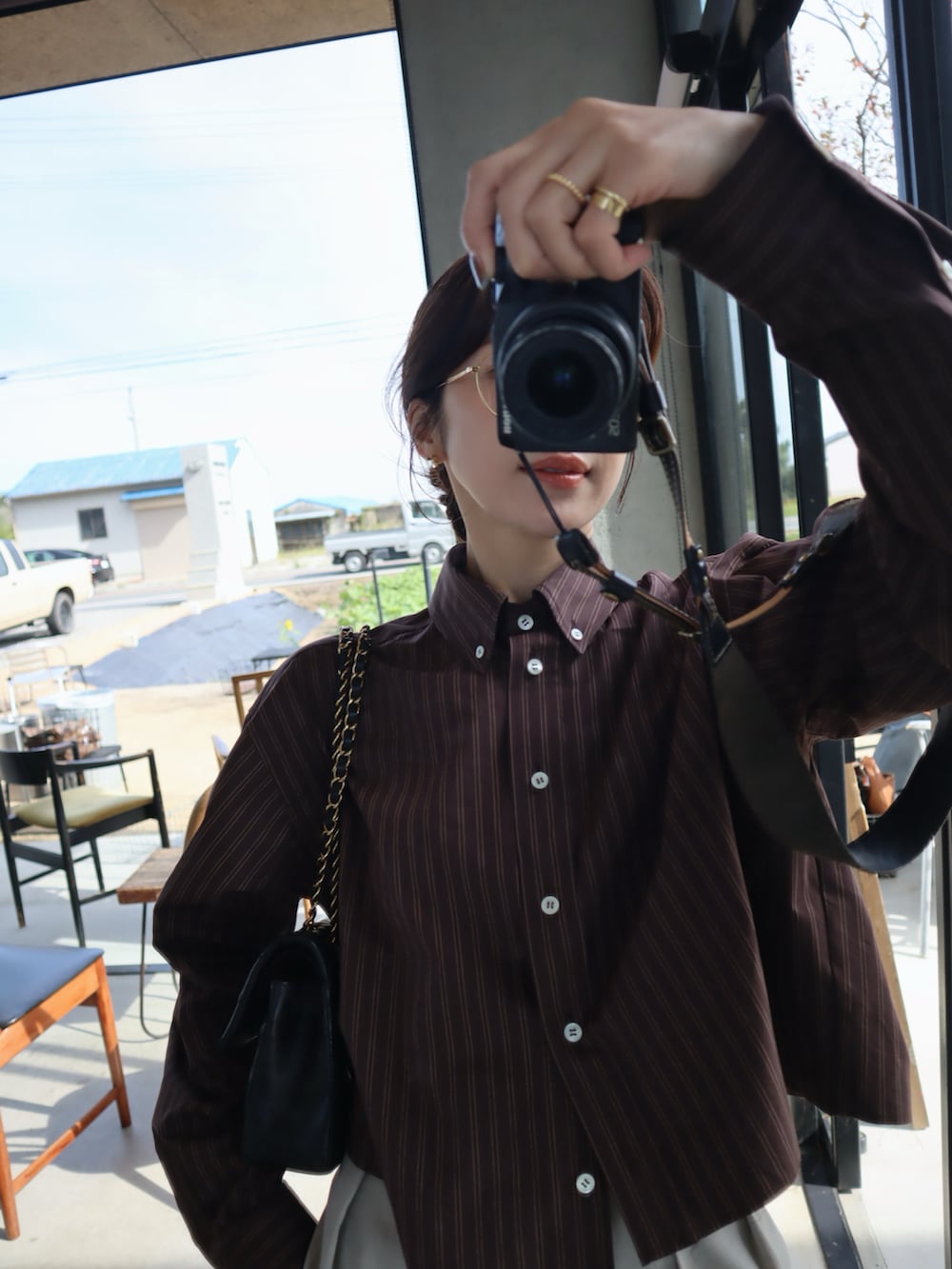 ブラウン系のスニーカー、ブラウン系のシャツ/ブラウス、グレー系のスラックスを着用したレディースの秋コーディネートの3枚目の写真