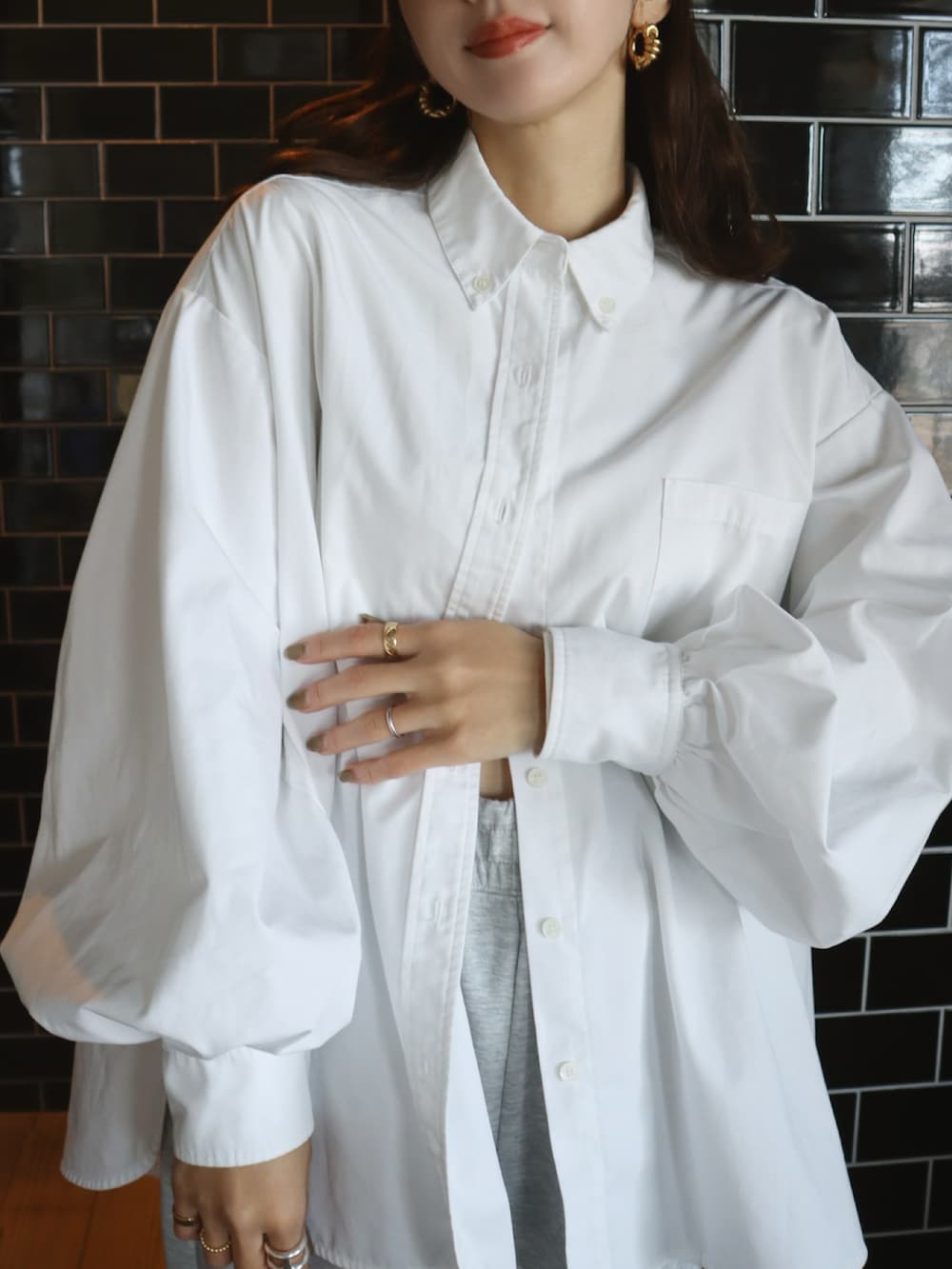 ブルー系のテーラードジャケット、グレー系のスウェットパンツ、ホワイト系のシャツ/ブラウスを着用したレディースの冬コーディネートの4枚目の写真