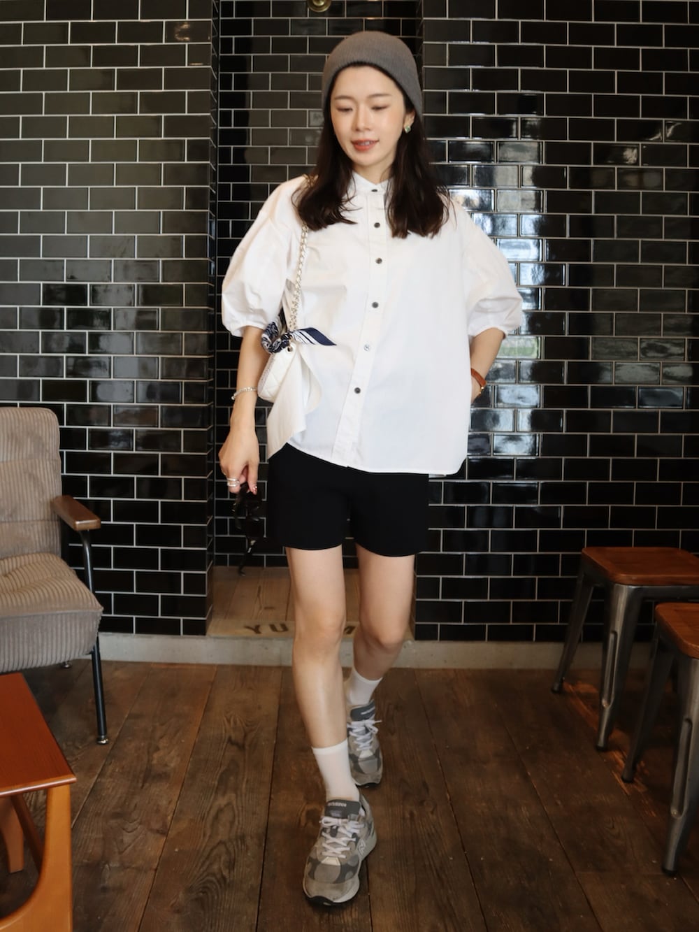 ブラック系のその他パンツ、ホワイト系のシャツ/ブラウス、ホワイト系のソックス/靴下を着用したレディースの夏コーディネートの2枚目の写真