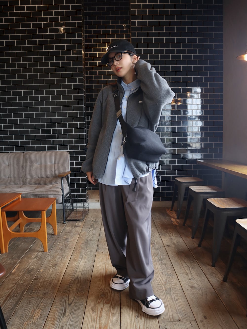 ブルー系のシャツ/ブラウス、グレー系のスラックスを着用したレディースの冬コーディネートの2枚目の写真