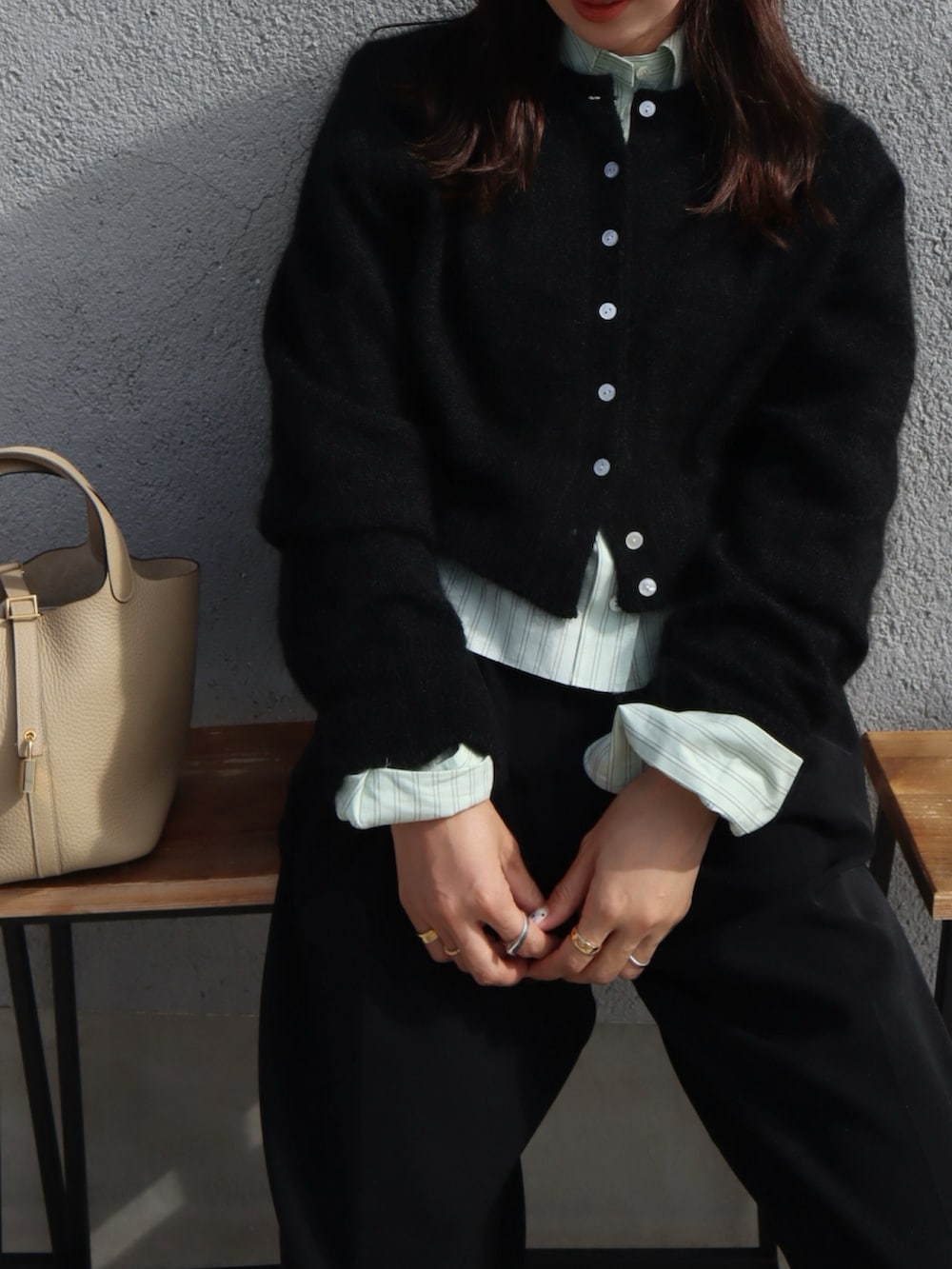 ブラック系のカーディガン/ボレロ、ベージュ系のハンドバッグ、ブラック系のその他パンツを着用したレディースの秋コーディネートの3枚目の写真