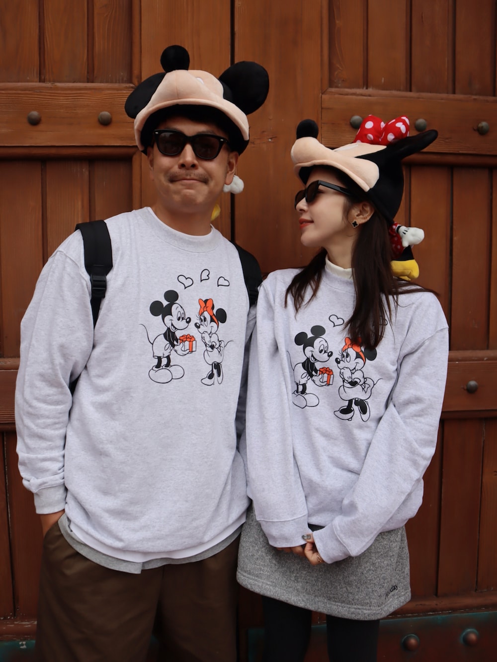 グレー系のスニーカー、グレー系のスウェット、グレー系のスカートを着用したレディースの冬コーディネートの2枚目の写真