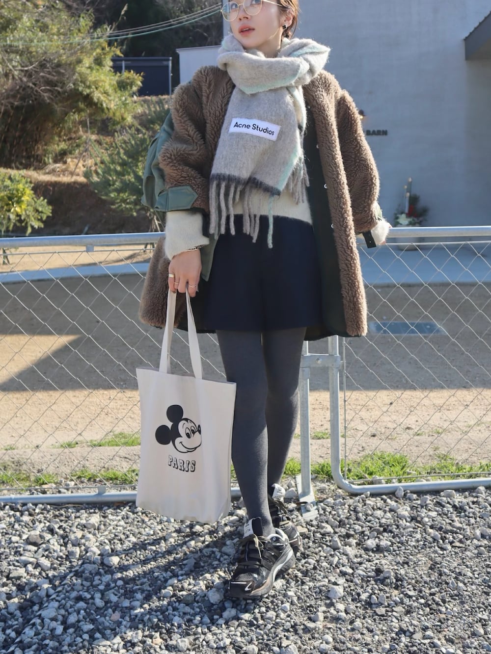 グリーン系のその他アウター、ブラック系のその他パンツ、ホワイト系のトートバッグを着用したレディースの冬コーディネートの2枚目の写真