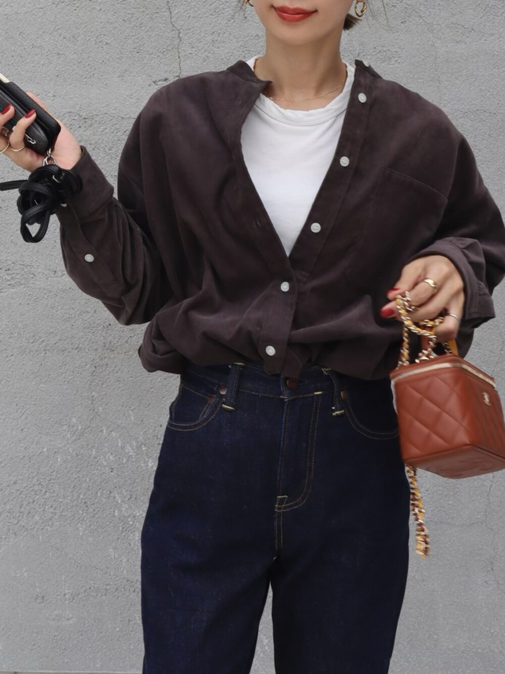 グレー系のシャツ/ブラウス、ブラウン系のショルダーバッグ、ブラウン系のローファーを着用したレディースの秋コーディネートの2枚目の写真