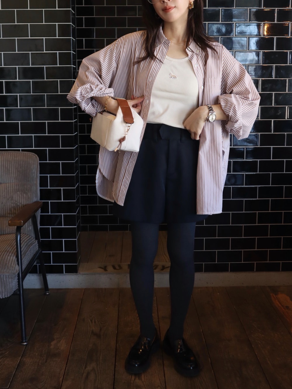 ホワイト系のタンクトップ、ブラウン系のシャツ/ブラウスを着用したレディースの春コーディネートの2枚目の写真