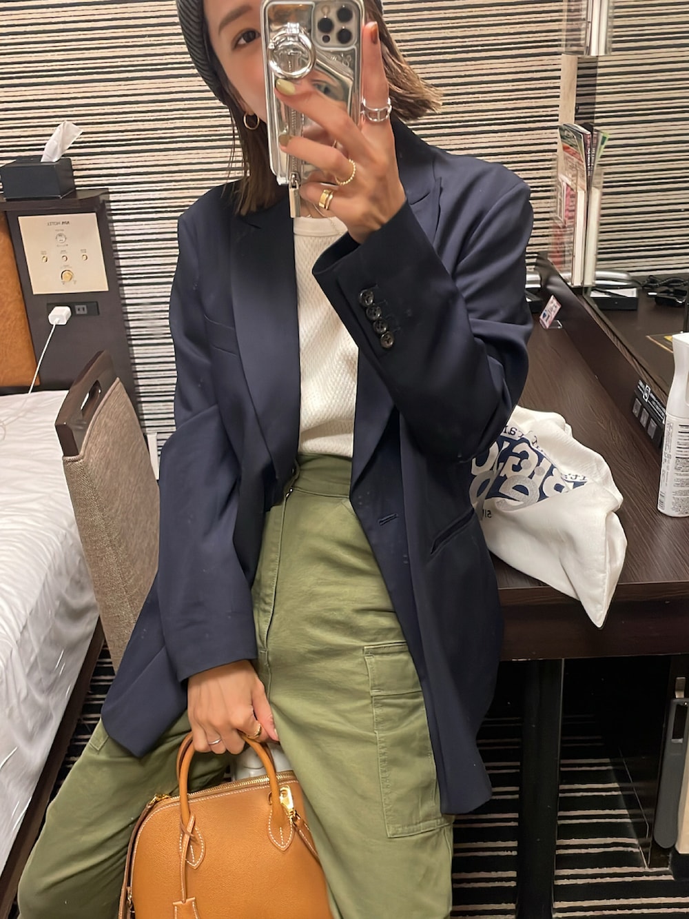 ブルー系のテーラードジャケット、グリーン系のカーゴパンツ、ブルー系のスニーカーを着用したレディースの秋コーディネートの3枚目の写真