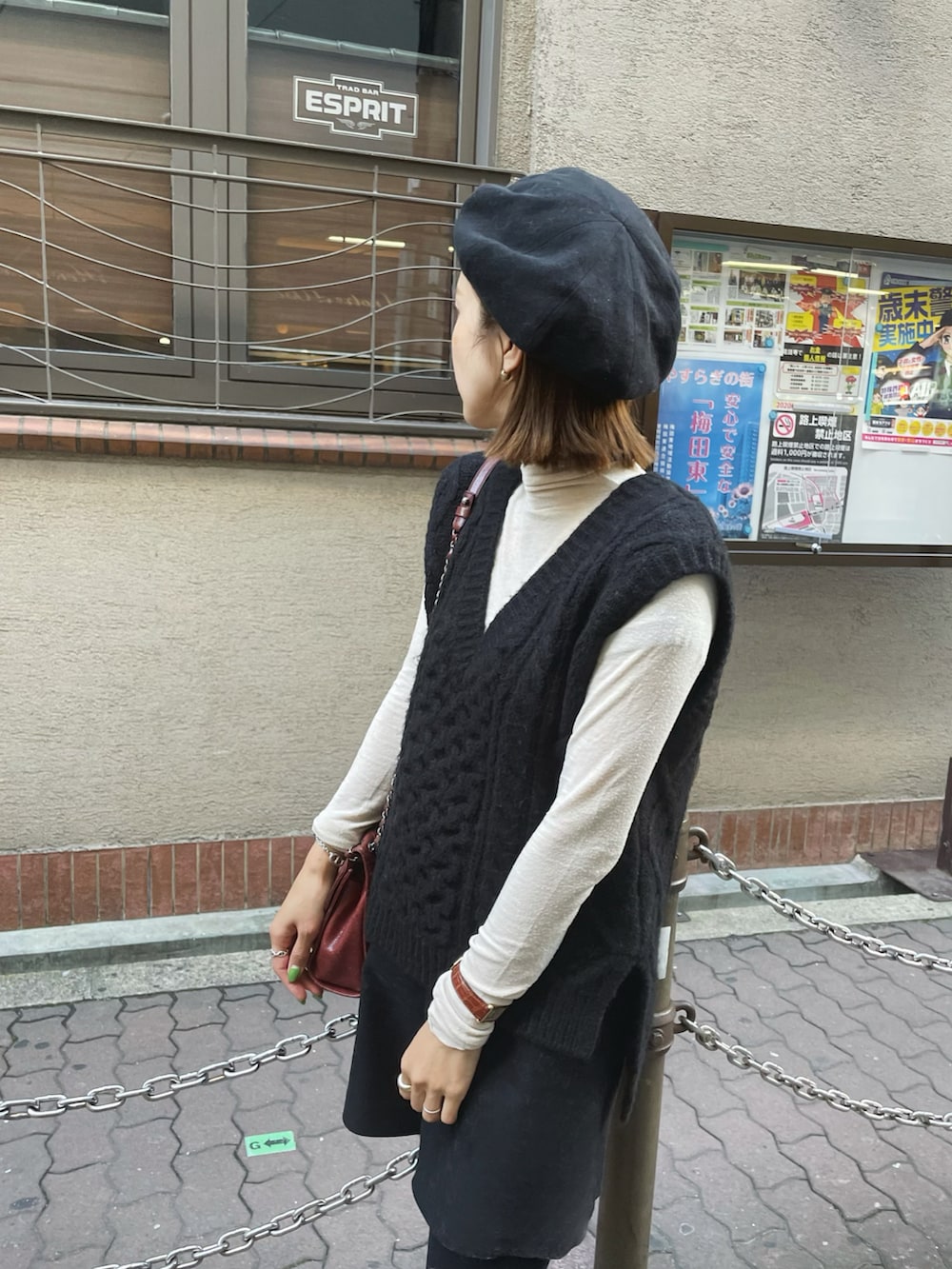 ベージュ系のその他アウター、ブラック系のローファー、ブラック系のハンチング/ベレー帽を着用したレディースの冬コーディネートの2枚目の写真