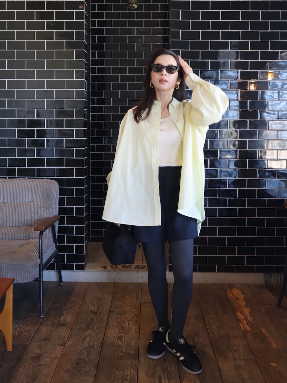 ホワイト系のタンクトップ、イエロー系のシャツ/ブラウス、ブラック系のその他パンツを着用したレディースの冬コーディネートの2枚目の写真