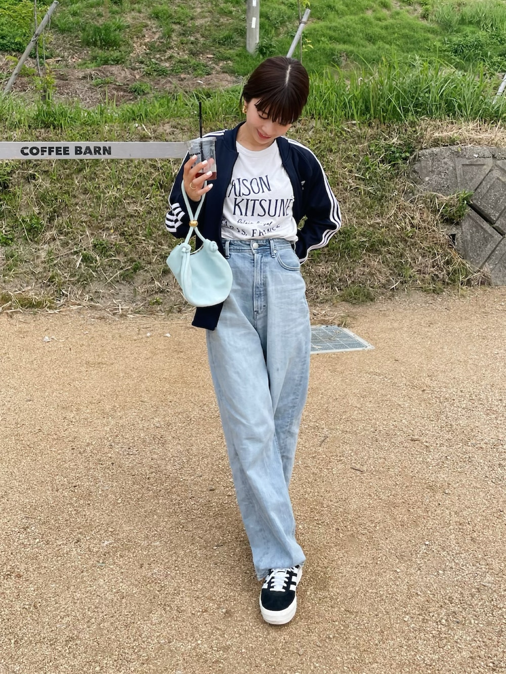 ブルー系のジャージ、その他のデニムパンツ、ブラック系のスニーカーを着用したレディースの春コーディネートの2枚目の写真