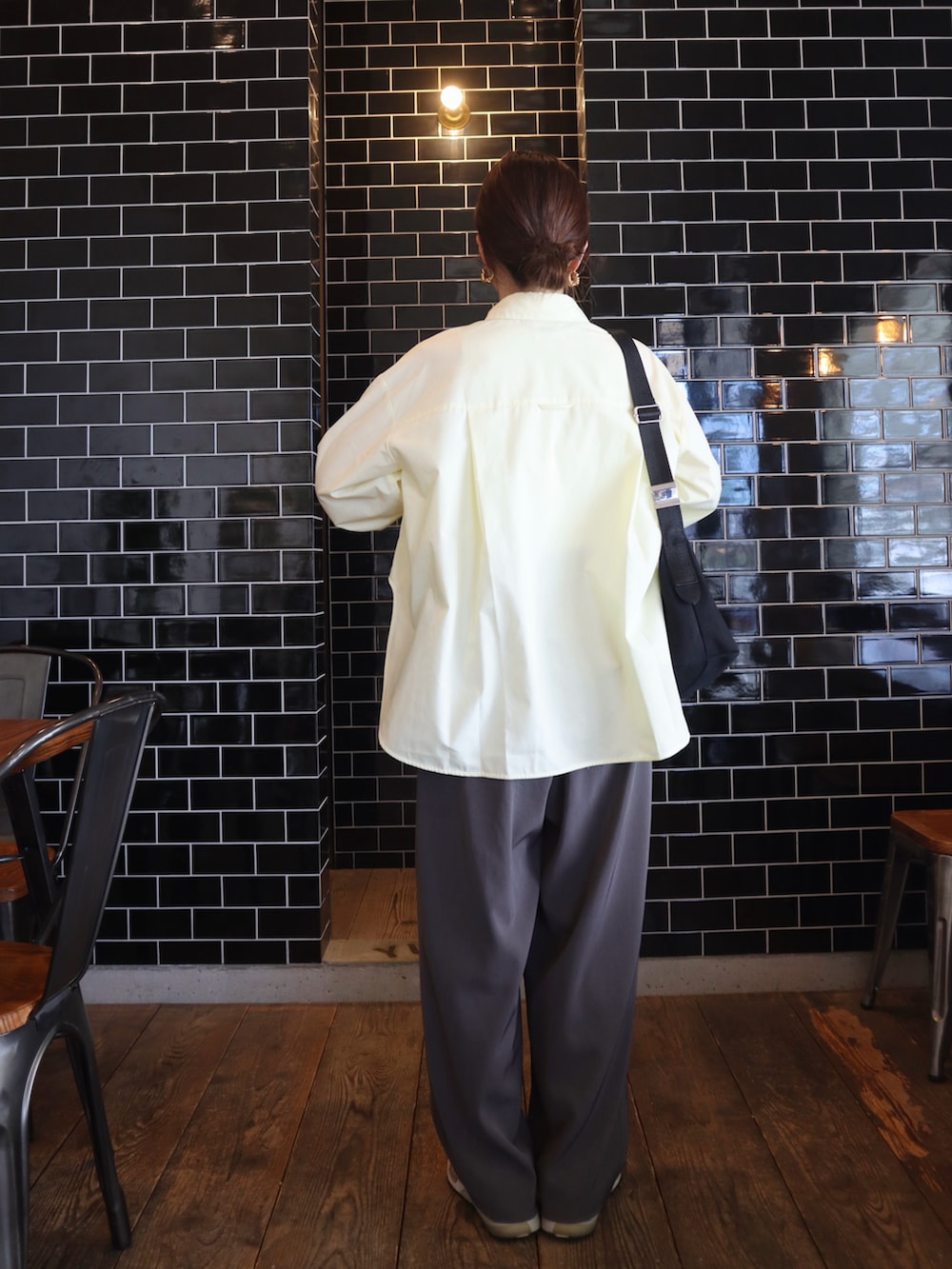 ホワイト系のタンクトップ、ホワイト系のタンクトップ、グレー系のスラックスを着用したレディースの夏コーディネートの2枚目の写真