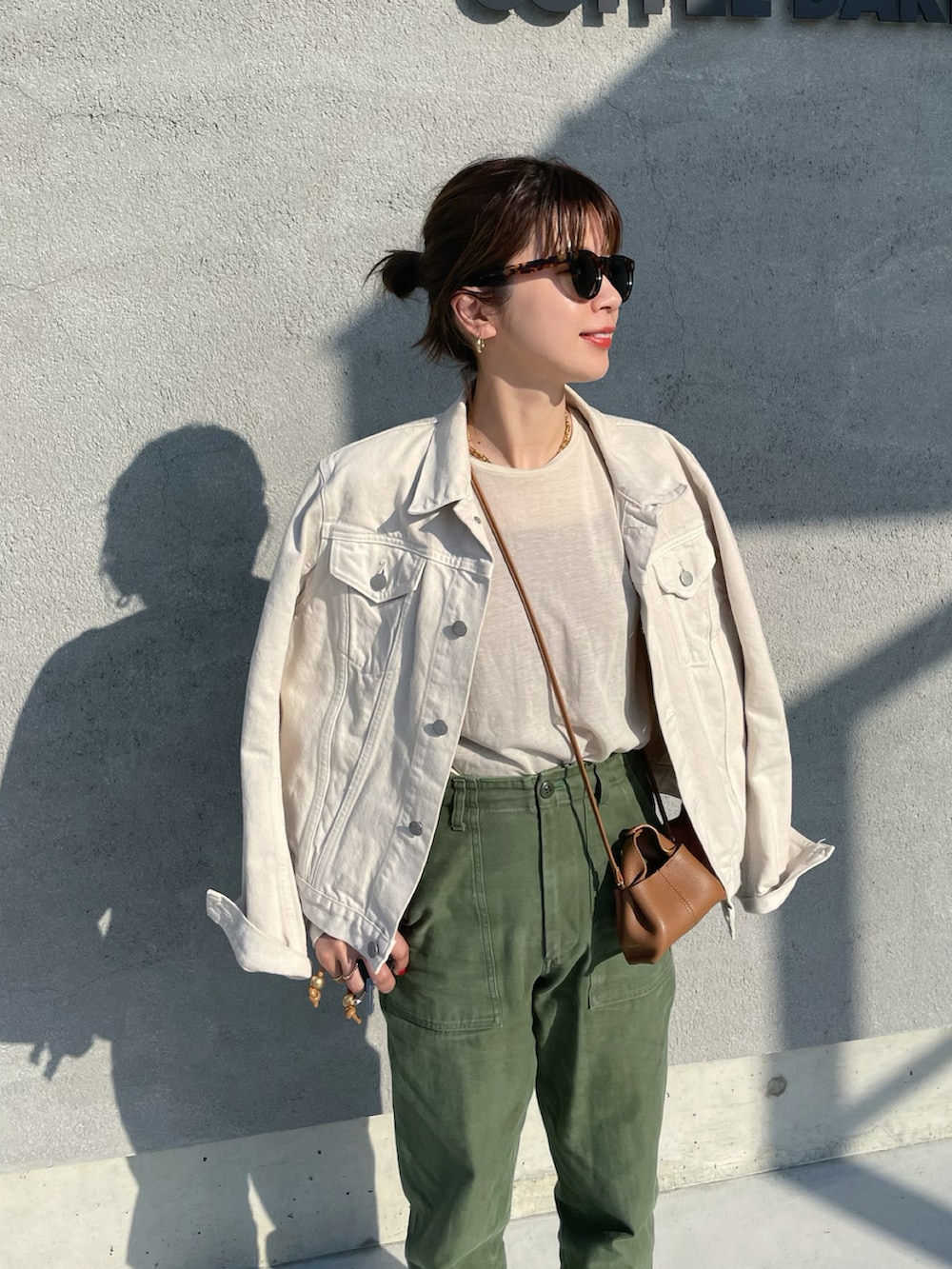 ホワイト系のTシャツ/カットソー、ホワイト系のデニムジャケット、グリーン系のその他パンツを着用したレディースの春コーディネートの2枚目の写真