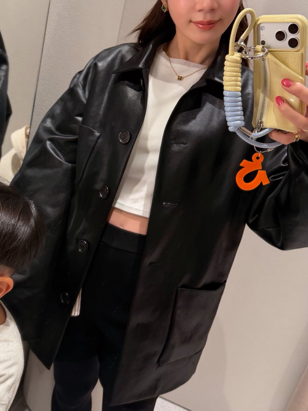 ホワイト系のTシャツ/カットソー、ブラック系のタイツ/ストッキングを着用したレディースの春コーディネートの2枚目の写真