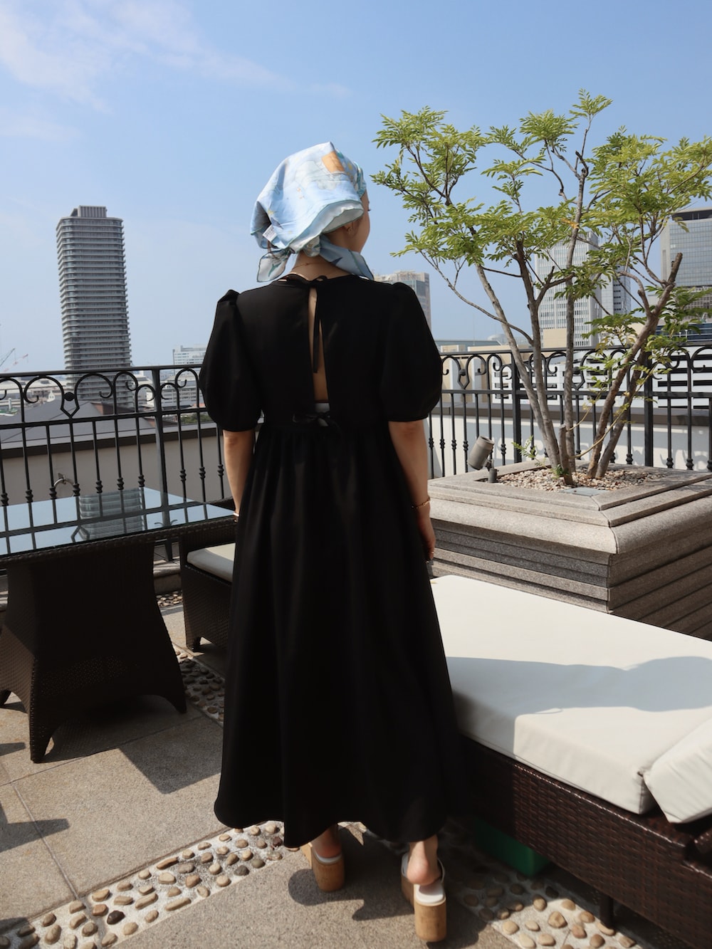 ブラック系のワンピース、その他のストール/ショールを着用したレディースの夏コーディネートの2枚目の写真