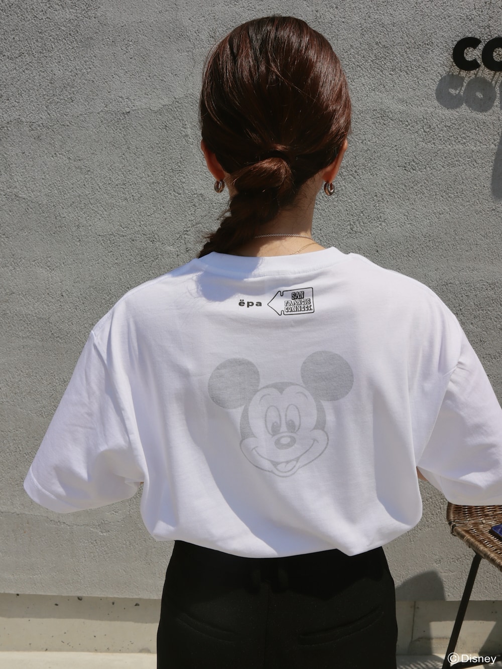 ホワイト系のTシャツ/カットソー、ブラック系のその他パンツ、ブルー系のスニーカーを着用したレディースの春コーディネートの3枚目の写真