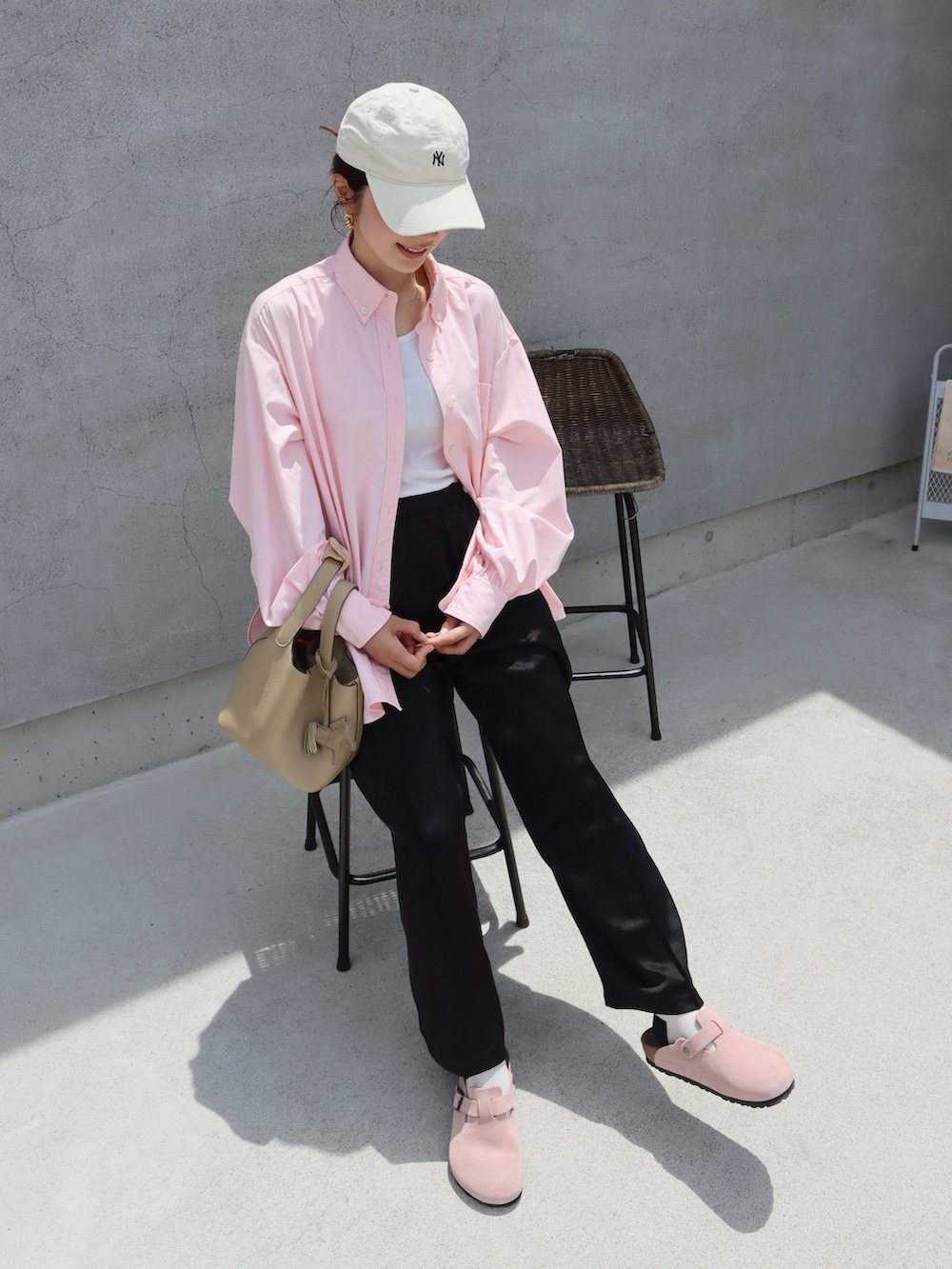 ピンク系のサンダル、ピンク系のシャツ/ブラウス、ブラック系のその他パンツを着用したレディースの夏コーディネートの2枚目の写真