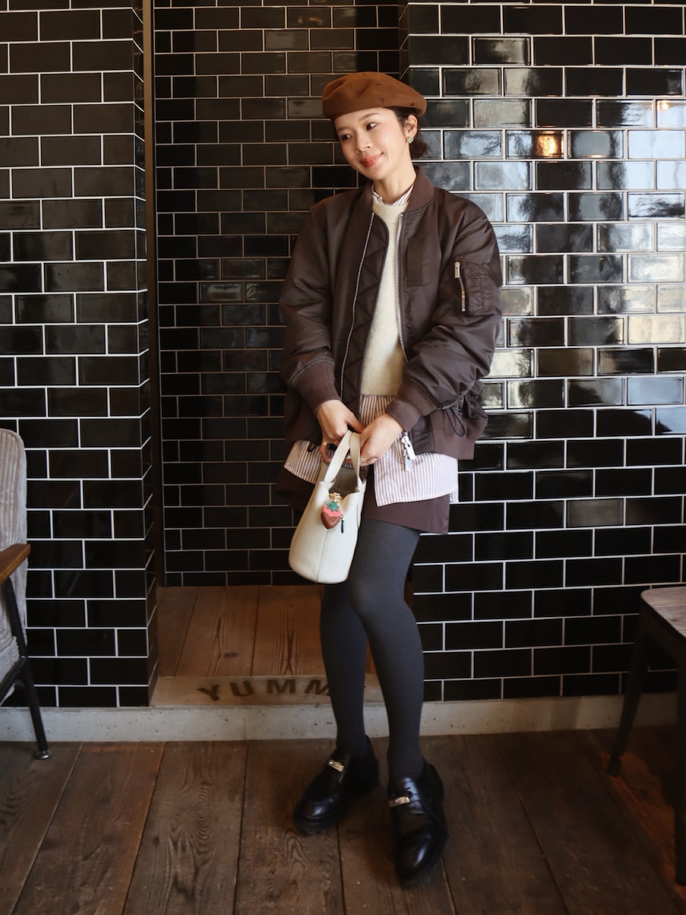 ブラウン系のシャツ/ブラウス、ブラウン系のMA-1、グレー系のタイツ/ストッキングを着用したレディースの冬コーディネートの2枚目の写真