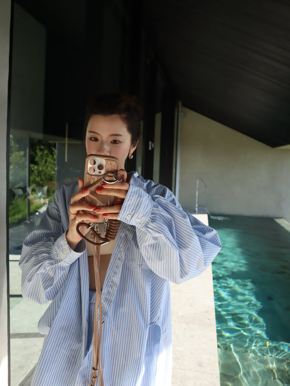 ブルー系のシャツ/ブラウス、ブルー系のその他パンツ、ホワイト系の水着を着用したレディースの夏コーディネートの3枚目の写真